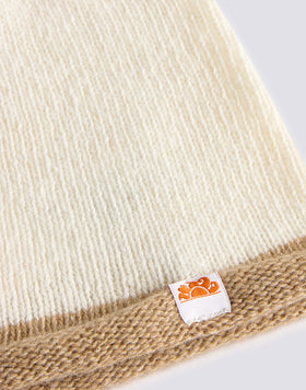 BONNET DE COULEUR CONTRASTÉE