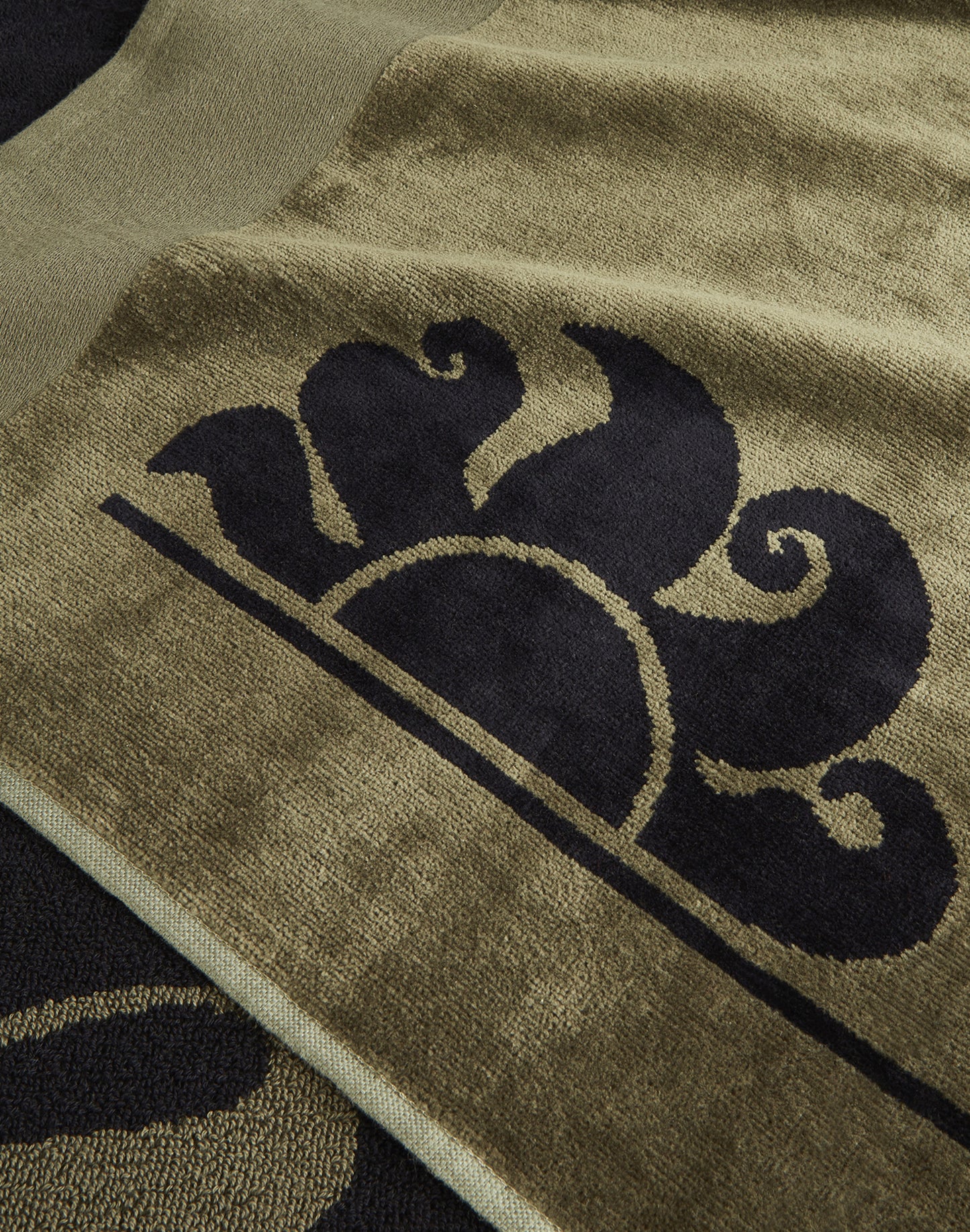 ICON - JACQUARD BEACH TOWEL WITH ICONIC LOGO