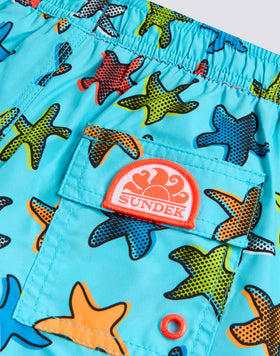COSTUME DA BAGNO BAMBINO CORTO VITA ELASTICATA STAMPA HAPPY STAR IN POLIESTERE RICICLATO REPREVE®