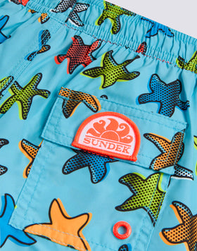 COSTUME DA BAGNO BAMBINO CORTO VITA ELASTICATA STAMPA HAPPY STAR IN POLIESTERE RICICLATO REPREVE®