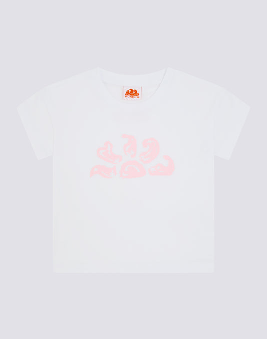 CAMISETA CONFORMA PARA NIÑA CON ESTAMPADO MULTILOGO EN LA ESPALDA