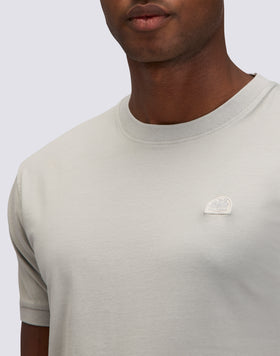 CAMISETA NEW DEY DE CUELLO REDONDO TEÑIDA EN PIEZA CON LOGOTIPO