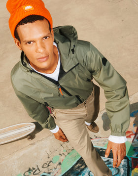 CHAQUETA CORTA DE HOMBRE CON CAPUCHA DE TEJIDO DOBLE