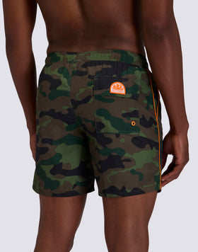 COSTUME DA BAGNO UOMO LUNGHEZZA MEDIA VITA ELASTICATA STAMPA CAMOU IN POLIESTERE RICICLATO REPREVE®