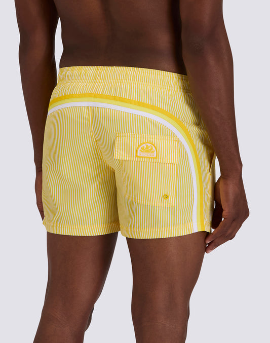 COSTUME DA BAGNO UOMO CORTO VITA ELASTICATA POLIESTERE RICICLATO REPREVE® CON STAMPA A RIGHE JUICY CON RICAMO FRUTTA