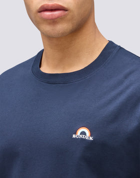 CAMISETA CON BORDADO ARCO IRIS