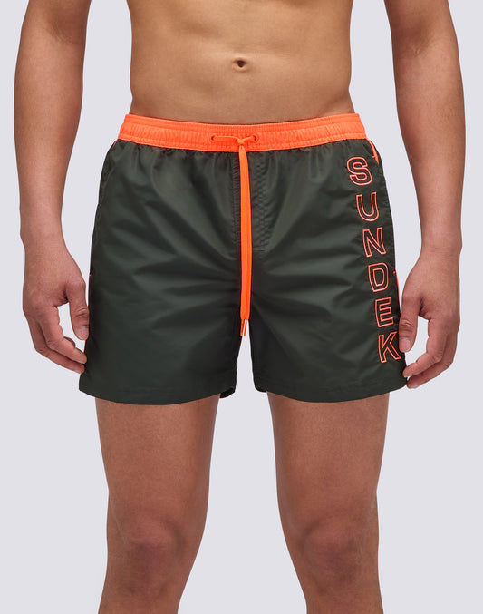 MAILLOT DE BAIN COURT À TAILLE ÉLASTIQUÉE EN TAFFETAS ICONIQUE AVEC PASSEPOILS CONTRASTÉS