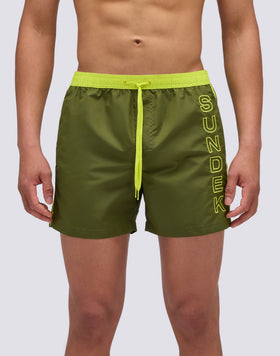 ICÓNICO BAÑADOR CORTO DE TAFETÁN CON CINTURA ELÁSTICA Y RIBETES EN CONTRASTE