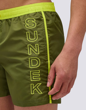 ICÓNICO BAÑADOR CORTO DE TAFETÁN CON CINTURA ELÁSTICA Y RIBETES EN CONTRASTE