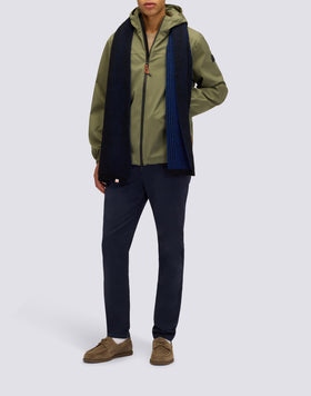 CHAQUETA CORTA DE HOMBRE CON CAPUCHA DE TEJIDO DOBLE