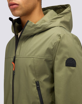 CHAQUETA CORTA DE HOMBRE CON CAPUCHA DE TEJIDO DOBLE