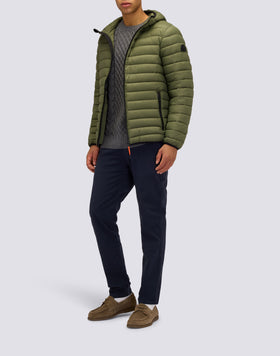 CHAQUETA CORTA DE PLUMÓN PARA HOMBRE 100 GRAMOS CON CAPUCHA